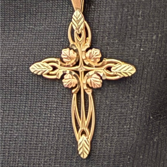 Jewelry - Intricate Gold Leaf Cross Necklace